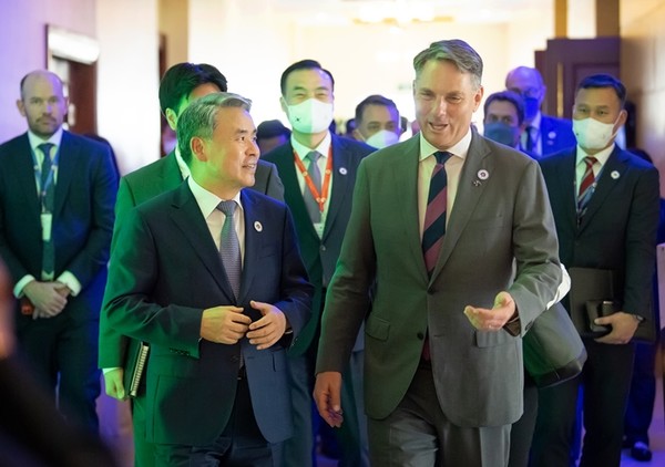 이종섭 국방부 장관이 22일(현지시간) 캄보디아 시엠립에서 열린 제9차 아세안 확대 국방장관회의에서 리처드 말스 호주 부총리 겸 국방부 장관과 회담장을 나오며 대화하고 있다.(사진=국방부 제공)