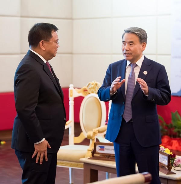 이종섭 국방부 장관이 22일(현지시간) 캄보디아 시엠립에서 열린 제9차 아세안 확대 국방장관회의 계기에 호세 파우스티노 필리핀 국방장관과 양자회담을 하고 있다.(사진=국방부 제공)