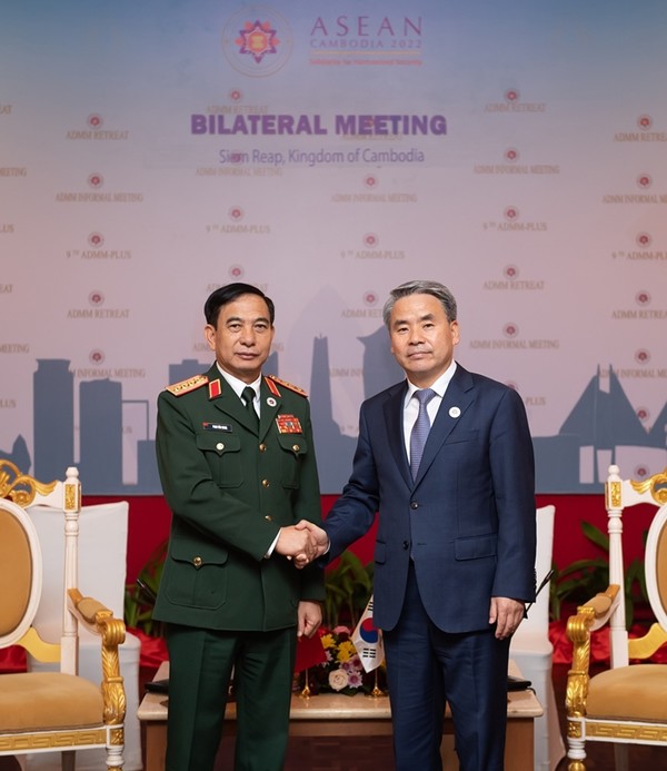 이종섭 국방부 장관이 22일(현지시간) 캄보디아 시엠립에서 열린 제9차 아세안 확대 국방장관회의 계기에 판 반 장 베트남 국방부 장관과 양자회담을 하기 앞서 기념 촬영을 하고 있다.(사진=국방부 제공)