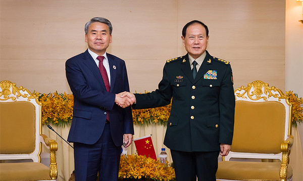 이종섭 국방부 장관(왼쪽)이 23일(현지시간) 캄보디아 시엠립에서 열린 제9차 아세안 확대 국방장관회의(ADMM-Plus)에 참석 계기로 웨이펑허(魏鳳和) 중국 국방부장과 양자회담에 앞서 인사하고 있다.(사진=국방부 제공)