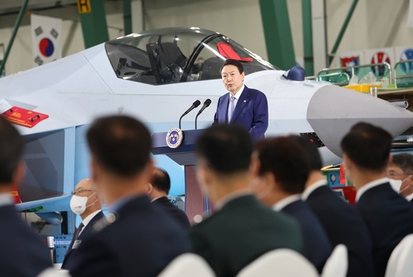 윤석열 대통령이 24일 경남 사천시 한국항공우주산업(KAI)에서 열린 민관군 합동 ‘2022 방산수출전략회의’에서 발언하고 있다.(사진=연합뉴스)