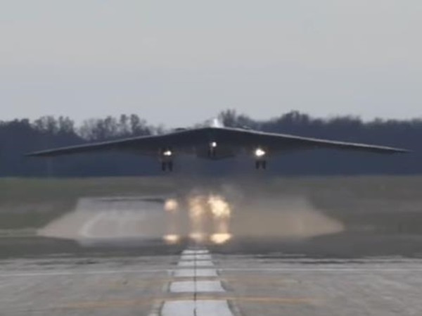 미 공군 제509폭격비행단이 미주리주 화이트맨 공군기지에서 최대 무장을 한 B-2 전략폭격기 이륙 훈련을 하고 있다.(사진=미국 미주리주 화이트맨 공군기지 페이스북 갈무리)