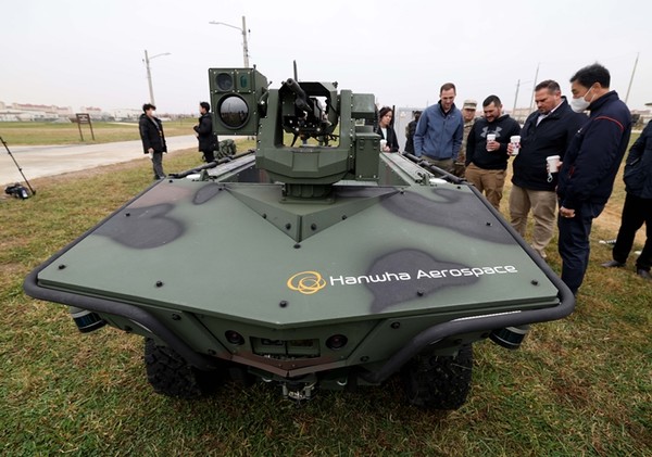 한화에어로스페이스가 29일 경기도 평택 캠프 험프리스에서 성능 시연 행사를 연 보병 전투지원용 다목적 무인차량 ‘아리온-스멧’을 미군 관계자들이 살펴보고 있다.(사진=사진공동취재단 연합뉴스, 이하 같음)