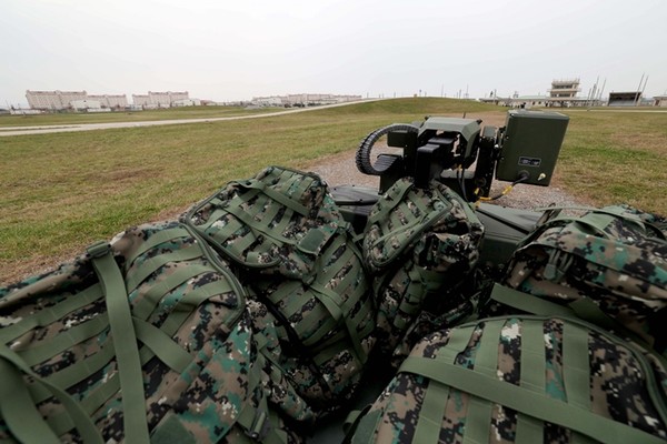 한화에어로스페이스의 ‘아리온-스멧’이 29일 경기 평택시 캠프 험프리스에서 열린 성능 시연 행사에서 자율주행으로 군수품을 보급하고 있다.