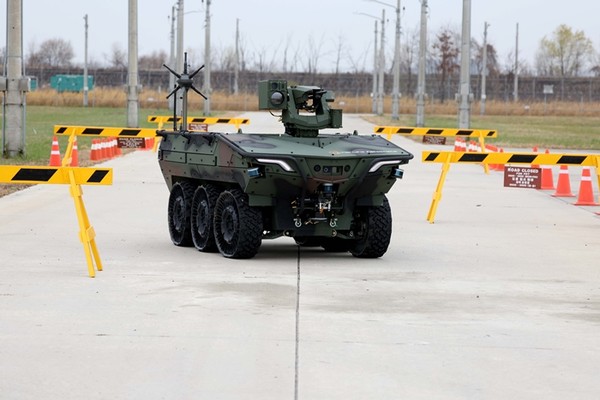 한화에어로스페이스의 ‘아리온-스멧’이 29일 경기 평택시 캠프 험프리스에서 열린 성능 시연 행사에서 장애물을 피해 자율주행하고 있다.