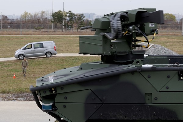 한화에어로스페이스의 ‘아리온-스멧’이 29일 경기 평택시 캠프 험프리스에서 열린 성능 시연 행사에서 원격무장을 표적을 향해 조준하고 있다.