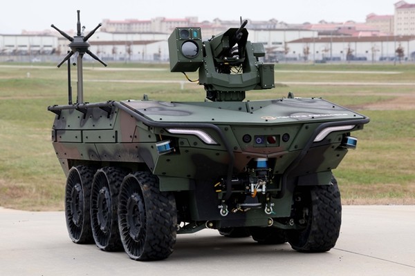 한화에어로스페이스의 ‘아리온-스멧’이 29일 경기 평택시 캠프 험프리스에서 열린 성능 시연 행사에서 경로점 자율주행을 하고 있다. 