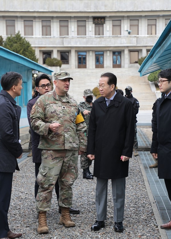 권영세 통일부 장관이 29일 경기도 파주시 판문점을 방문해 유엔사 군사정전위원회 관계자로부터 설명을 듣고 있다.(사진=사진공동취재단 연합뉴스)