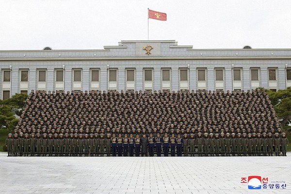 김정은 북한 국무위원장이 지난 28~29일 평양에서 ‘항공절’ 기념행사를 열어 지난달 4일 한미 연합공중훈련인 ‘비질런트 스톰’에 대응해 무력시위성 집단 군용기 비행에 나선 공군 비행사 700여명에 대해 대대적 승진 인사와 함께 격려를 하고 기념사진을 촬영했다고 조선중앙통신은 1일 보도했다.(사진=조선중앙통신 홈페이지 갈무리 연합뉴스)