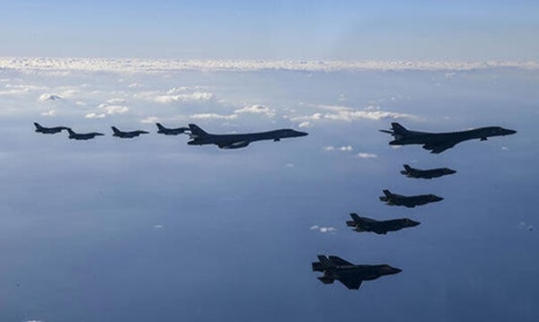 미 전략폭격기 B-1B 랜서가 지난달 5일 한미 연합공중훈련인 ‘비질런트 스톰’에서 한국 공군 F-35A, 주한 미공군 F-16과 함께 편대비행을 하고 있다. (자료 사진=합동참모본부 제공)