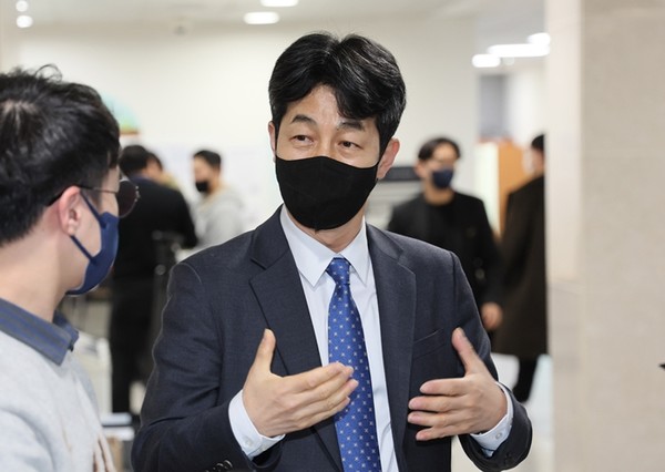 윤건영 더불어민주당 의원이 1일 국회 소통관에서 문재인 전 대통령의 ‘서해 공무원 피살 사건’ 관련 검찰 수사에 대한 첫 공식 ‘입장문’을 대독한 뒤 취재진들과 대화하고 있다. (사진=연합뉴스)