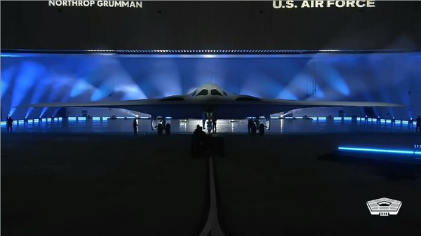 2일(현지시간) 캘리포니아 팜데일 노스롭그루먼 격납고에서 차세대 스텔스 전략폭격기 ‘B-21 레이더’ 출고식(rollout)이 열리고 있다. (사진=미국 국방부 제공)