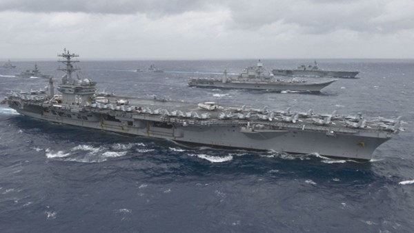 훈련 중인 미 해군 제3함대 소속 핵추진 항공모함 니미츠함(맨 앞).(자료 사진=AFP 연합뉴스)