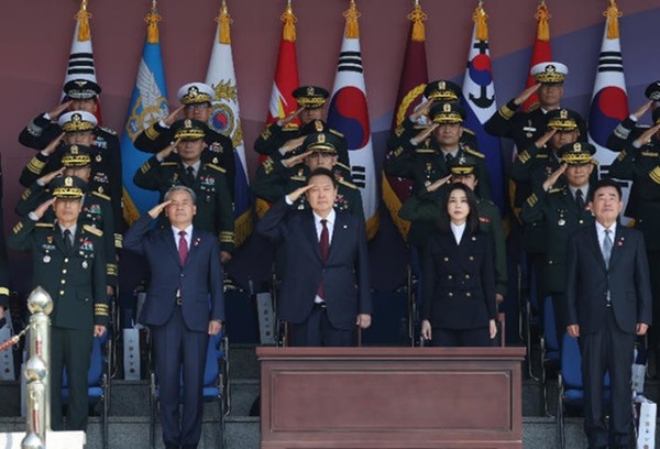 윤석열 대통령이 지난 10월 1일 충남 논산 계룡대 대연병장에서 열린 건군 ‘제74주년 국군의날’ 기념식에서 이종섭 국방부 장관을 비롯한 군 주요 직위자들과 함께 거수 경례를 하고 있다. (자료 사진=연합뉴스)