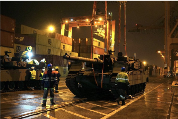 6일(현지시간) 폴란드 그드니아 해군기지에 도착한 K2 전차 하역 모습.(사진=현대로템 제공)