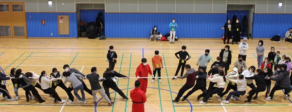 ‘2022 탈북민 친정집 나들이’ 행사가 지난 10일부터 11일까지 경기도 안성 북한이탈주민정착지원사무소(하나원)에서 열려 참가자들이 줄다리기를 하고 있다. (사진=통일부 제공)