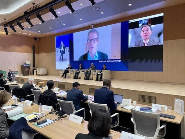 대릴 프레스 미국 다트머스대 국제문제안보연구소장이 12일 한국국방연구원(KIDA) 주최 국제회의 ‘홍릉국방포럼’ 두 번째 세션에서 사전 녹화한 토론문을 발표하고 있다.(사진=한국국방연구원 제공)