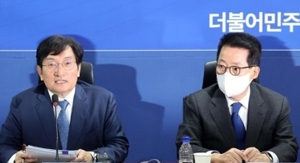 지난 10월 27일 국회 의원회관에서 더불어민주당 ‘윤석열정권정치탄압대책위원회’ 주최로 열린 ‘서해 공무원 피격 사건 및 흉악범죄자 추방 사건 관련 기자회견’에 참석한 노영민 전 대통령 비서실장(왼쪽)과 박지원 전 국가정보원장.(자료 사진=국회사진기자단 연합뉴스)