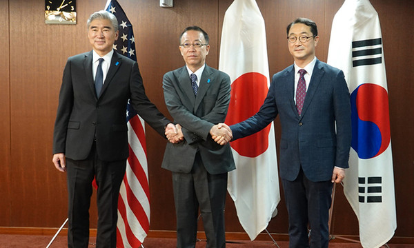 김건 외교부 한반도평화교섭본부장(오른쪽)이 성 김 미국 국무부 대북특별대표(왼쪽), 후나코시 다케히로(船越健裕) 일본 외무성 아시아‧대양주국장이 지난 9월 7일 도쿄 외무성에서 한미일 3국 북핵 수석대표 협의를 시작하기 전 악수하고 있다.(자료사진=연합뉴스)