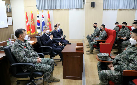 이기식 병무청장(왼쪽 두 번째)이 13일 오후 해병대 제2사단을 방문해 취업맞춤특기병으로 복무 중인 장병들과 대화를 나누고 있다. (사진=병무청 제공)