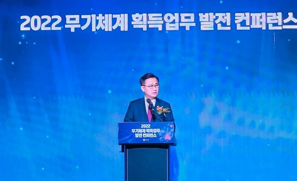 엄동환 방위사업청장이 14일 서울 영등포구 콘래드 호텔에서 열린 방위사업청 주최 ‘2022 무기체계 획득업무 발전 컨퍼런스’에서 환영사를 하고 있다.(사진=방위사업청 제공)