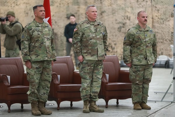 폴 러캐머라 주한미군사령관(가운데)이 앤서니 매스털러 미 인도·태평양 우주군 사령관(왼쪽), 조슈아 매컬리언 주한 미 우주군 사령관과 함께 14일 경기도 오산기지에서 열린 주한 미 우주군 부대 창설식에 함께 참석하고 있다.(사진=공동취재단 연합뉴스)