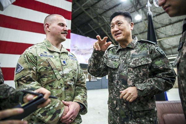 안병석 연합사 부사령관(오른쪽)과 조슈아 매컬리언 초대 주한 미 우주군 사령관이 14일 경기 오산기지에서 열린 부대 창설식에서 대화하고 있다.(사진=공동취재단 연합뉴스)
