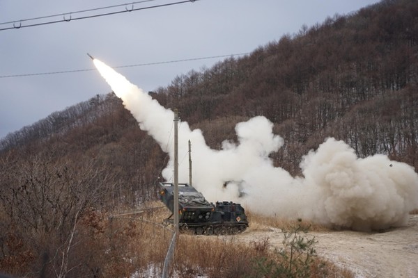 주한미군이 지난 5~6일 강원도 철원 담터계곡에서 실시한 다연장로켓(MLRS) 실사격 훈련 장면이라며 사진을 공개했다.(사진=주한미군 보병2사단 트위터 갈무리)