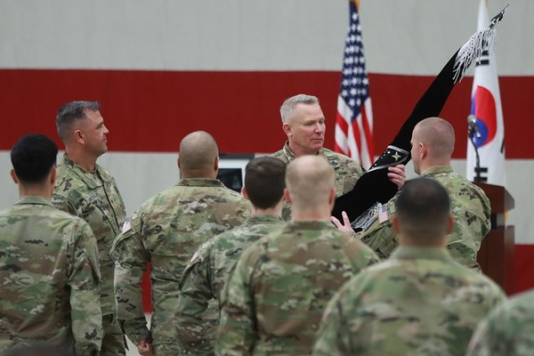 폴 러캐머라 주한미군사령관이 지난 14일 경기도 오산 미 공군기지에서 열린 주한 미 우주군 부대 창설식에서 조슈아 매컬리언 사령관에게 부대기를 전달하고 있다. (사진=공동취재단 연합뉴스)