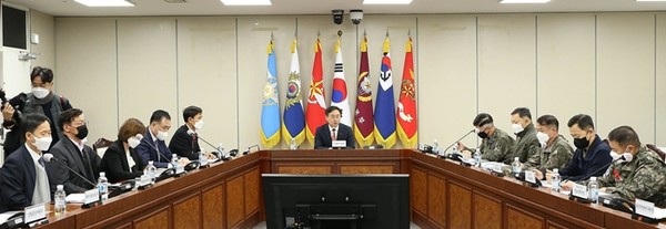 신범철 국방부 차관이 15일 국방부 청사에서 열린 국방과학기술조정협의회 첫 회의를 주재하고 있다.(사진=국방부 제공)