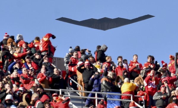 지난 2020년 1월 19일 미국 미주리주 캔사스 시티에서 열린 미 NFL AFC 대회 당시 애로우헤드 경기장 관중석 위로 묘기 비행을 하고 있는 B-2 스피릿 전략폭격기.(자료 사진=AP 연합뉴스)