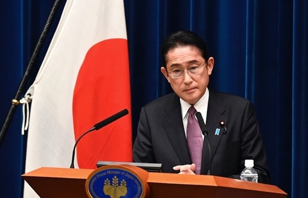 기시다 후미오 일본 총리가 지난 16일 적 기지 ‘반격능력’ 보유는 필수적이라는 요지의 기자회견을 하고 있다.(사진=AP 연합뉴스)