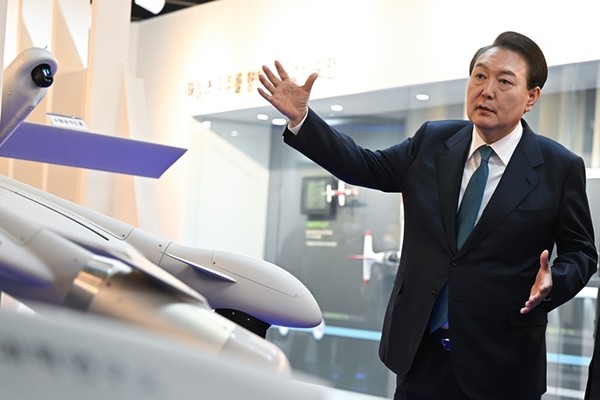 윤석열 대통령이 29일 대전 유성구 국방과학연구소(ADD)를 찾아 무인기‧미사일 연구동을 순시하고 있다. (사진=대통령실 제공)