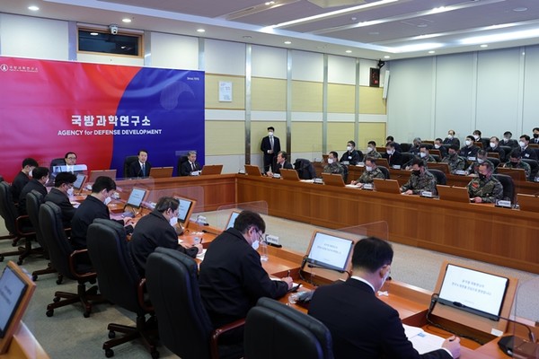 윤석열 대통령이 29일 대전 유성구 국방과학연구소를 방문해 개발 중인 무기체계 현황을 보고받은 후 군의 감시·정찰 요격시스템을 포함한 국내 무기체계 개발 현황 전반을 점검하고 있다. (사진=대통령실 제공)