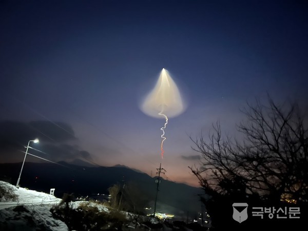 30일 오후 강원도 평창군 상공에 긴 연기 꼬리를 그리며 날아가는 빛이 포착됐다. 서울·인천·경기·강원·충남·경남 등 전국 곳곳에서 목격된 ‘미확인 비행체’는 우리 군이 2차 비행 시험을 한 고체추진 우주발사체로 확인됐다. (사진=정용권 사진작가 제공)
