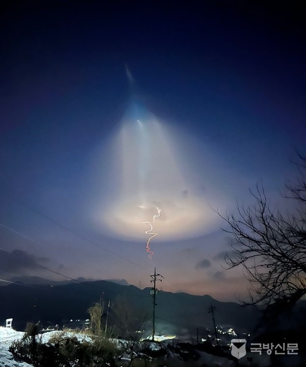국방부는 30일 국내 기술로 개발한 고체추진 우주발사체 시험비행에 성공했다고 밝혔다. 이날 오후 강원도 평창군 상공에서 포착된 긴 연기 꼬리와 함께 빛을 내며 날아가는 고체 연료 추진 우주발사체 2차 시험비행 모습. (사진=정용권 사진작가 제공)