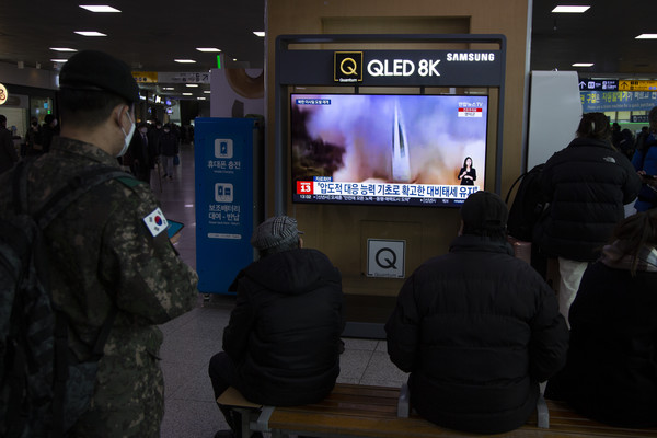 북한이 올해 마지막 날인 31일 단거리탄도미사일(SRBM) 3발을 동해상으로 발사한 가운데 서울역 대합실에서 한 병사가 관련 TV 뉴스를 보고 있다. (사진=전바울 기자)