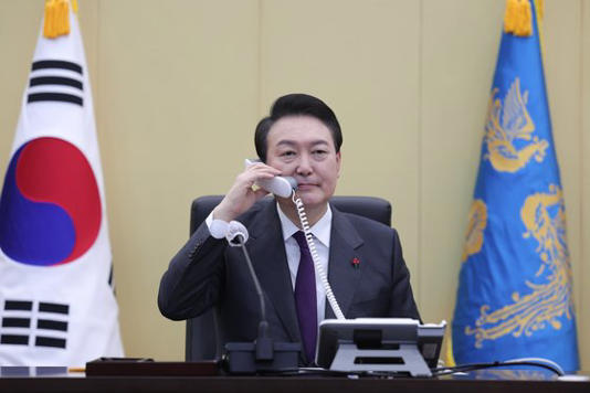 윤석열 대통령이 계묘년(癸卯年) 새해 첫날인 1일 서울 용산 대통령실 청사에서 합동참모본부과 육·해·공·해병대 등 군 수뇌부로부터 대비태세를 보고받고 격려하고 있다. (사진=대통령실 제공)