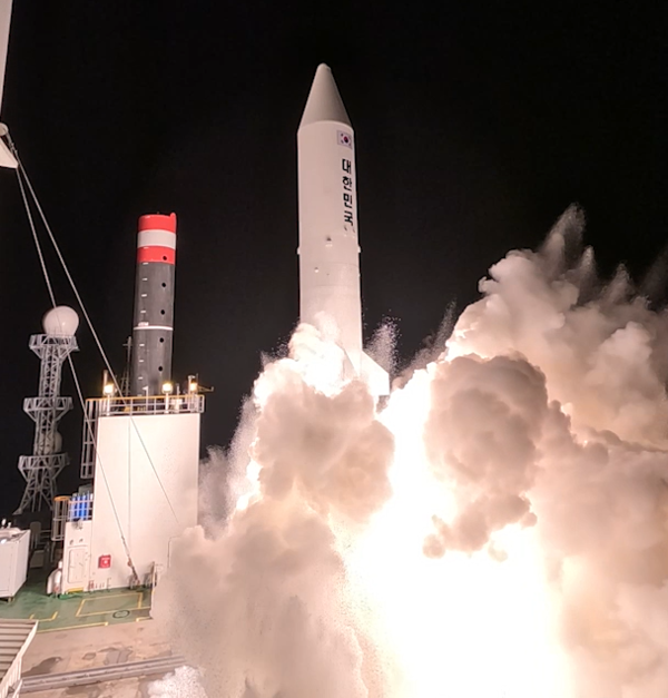 국방부는 지난해 12월 30일 안흥 국방과학연구소(ADD) 종합시험장 인근 해상에서 진행한 고체연료 추진 우주발사체 2차 시험비행 발사 사진과 영상을 2일 공개했다. (사진=국방부 제공)