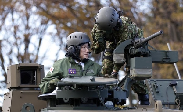 기시다 후미오 일본 총리(왼쪽)가 지난 2021년 11월 27일 일본 도쿄의 육상자위대 아사카 캠프에서 전차를 타고 있다.(자료 사진=AP연합)