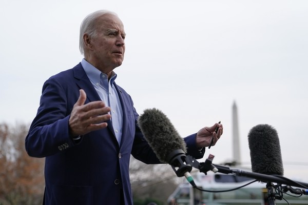 조 바이든 미국 대통령이 버진 아일랜드에서 휴가를 마친 뒤 지난 2일(현지시간) 대통령 전용헬기 ‘마린 원’으로 워싱턴DC 백악관에 도착한 뒤 기자단과 대화하고 있다.(사진=AP 연합뉴스)