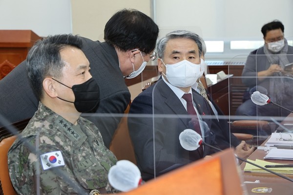 지난해 12월 28일 국회 국방위원회 전체회의에 출석해 북한 무인기의 영공 침투 사건 관련 긴급 현안 질의에서 답변을 상의하고 있는 이종섭 국방부 장관(오른쪽)과 김승겸 합동참모의장.(자료 사진=연합뉴스)