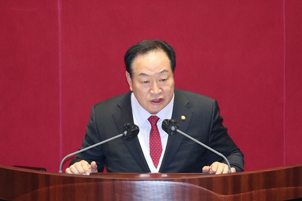 한기호 국민의힘 의원이 지난해 12월 28일 국회 국방위원장으로 당선된 뒤 본회의장에서 당선 인사를 하고 있다.(자료 사진=연합뉴스)