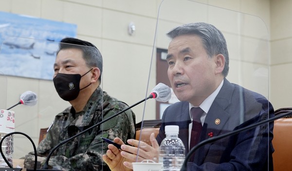 이종섭 국방부 장관과 김승겸 합참의장이 지난달 28일 국회 국방위원회 전체회의에 출석해 북한 무인기 영공 침범 사건 관련 의원들의 질의에 답변하고 있다.(자료 사진=연합뉴스)
