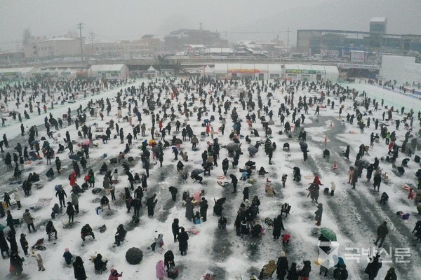 화천 산천어축제가 3년 만에 열린 가운데 7일 강원 화천군 화천천 축제장을 찾은 관광객들이 ‘강태공’이 되어 겨울낚시를 즐기고 있다.