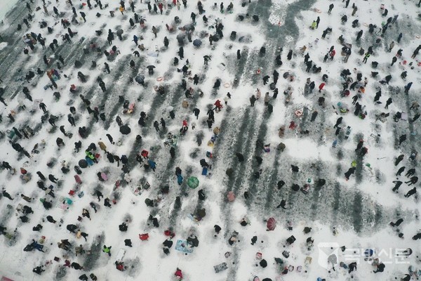3년 만에 열린 화천 산천어축제에 7~8일 주말 이틀 동안 26만명의 관광객이 찾아 겨울낚시를 즐겼다.