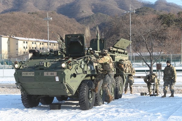 지난달 28일 경기도 동두천시 캠프 케이시에서 미2사단/한미연합사단 예하 스트라이커여단이 스트라이커 장갑차를 소개하고 있다. 이날 스트라이커여단은 육군과 방위산업 관계자들을 초청해 한반도에 순환배치된 스트라이커 장갑차 등을 소개하며 장비 전시를 진행했다.(자료 사진=연합뉴스)