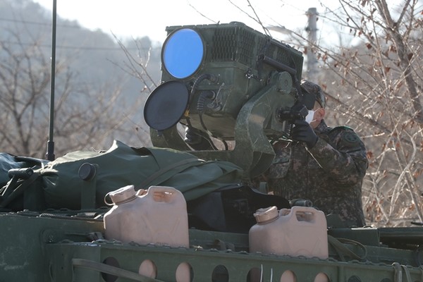지난달 28일 경기도 동두천시 캠프 케이시에서 열린 미2사단/한미연합사단 예하 스트라이커여단의 장비 소개에서 한국군이 정찰용 스트라이커 장갑차의 정찰 장비를 살펴보고 있다.(자료 사진=연합뉴스)