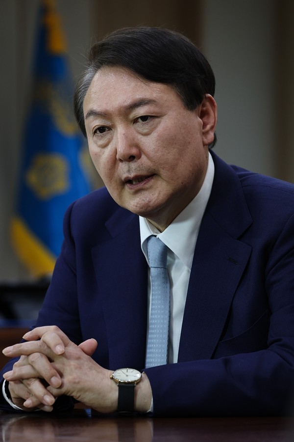 윤석열 대통령이 지난 10일 서울 용산 대통령실 청사에서 AP통신과 인터뷰를 하고 있다. (사진=대통령실 제공)