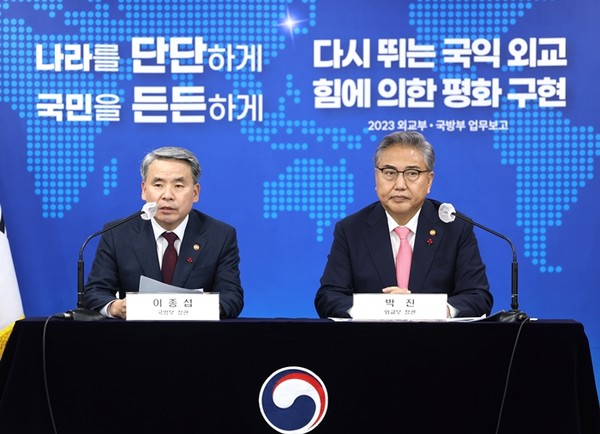 이종섭 국방부 장관(왼쪽)과 박진 외교부 장관이 11일 정부서울청사에서 윤석열 대통령에게 새해 업무보고를 한 후 관련 브리핑을 하고 있다.(사진=연합뉴스)